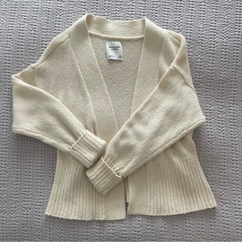 Abercrombie pale yellow cardigan size XS